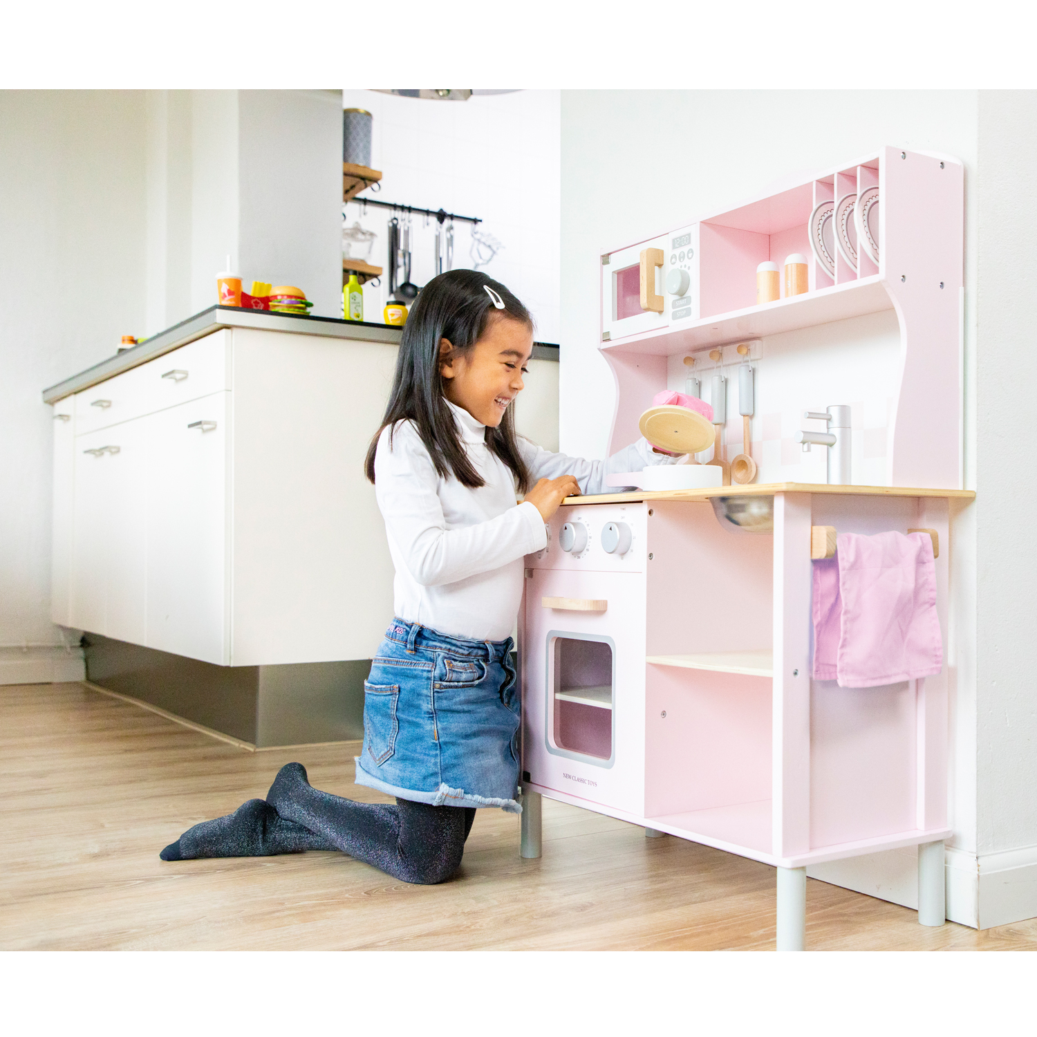 New Classic Toys Kinderküche Küchenzeile Modern mit Kochfeld Pink Holz Töne 